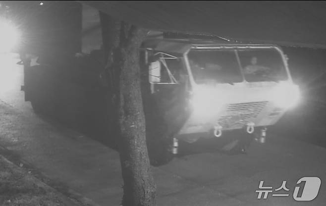 지난 3일 경북 성주기지에 배치된 고고도미사일방어체계 사드(THAAD) 발사대 6대 등 호송 행렬이 지난 3일 오전 0시 30분쯤 기지를 빠져나오는 모습. 2026.3.11./ⓒ 뉴스1(독자 제공)