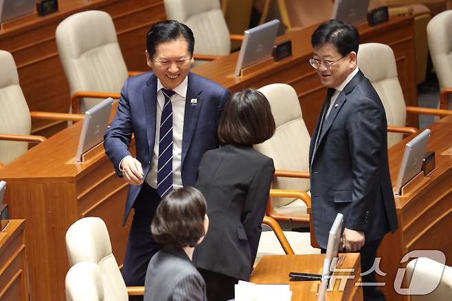 정청래 더불어민주당 대표가 22일 서울 여의도 국회에서 열린 제433회 국회(임시회) 제2차 본회의에서 윤석열 정권 정치검찰 조작기소 의혹 사건 진상규명 국정조사계획서 승인의 건에 대한 무제한토론(필리버스터) 종결 투표를 마치고 조국혁신당 의원들과 대화하고 있다. 2026.3.22 ⓒ 뉴스1 이승배 기자