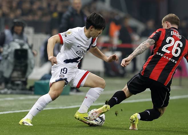 돌파를 시도하는 PSG의 이강인. epa연합뉴스