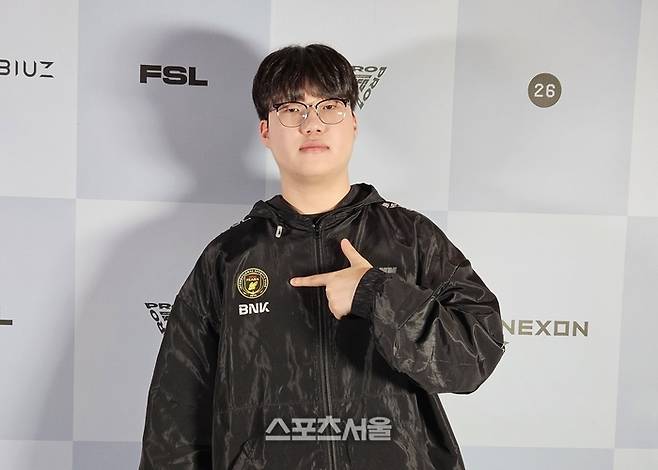 BNK 피어엑스 ‘노이즈’ 노영진이 22일 서울 잠실DN콜로세움에서 열린 2026 FSL 스프링 결승전 승리 후 취재진 인터뷰에서 포즈를 취하고 있다. 잠실 | 강윤식 기자 skywalker@sportsseoul.com