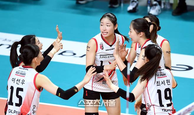 정관장 인쿠시가 지난 1월 20일 서울 장충체육관에서 열린 2025~2026 V-리그 GS칼텍스와 경기에서 득점 후 동료들과 하이파이브를 하고 있다. 사진 | 최승섭기자