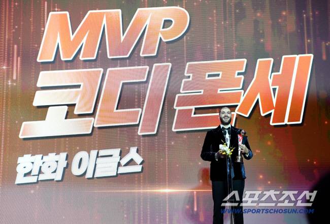 24일 오후 서울 송파구 롯데호텔에서 2025KBO시상식이 열렸다. MVP에 뽑힌 한화 폰세가 수상 소감을 말하고 있다. 정재근 기자 cjg@sportschosun.com/2025.11.24/