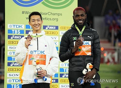 우상혁(왼쪽). ⓒ연합뉴스 AP