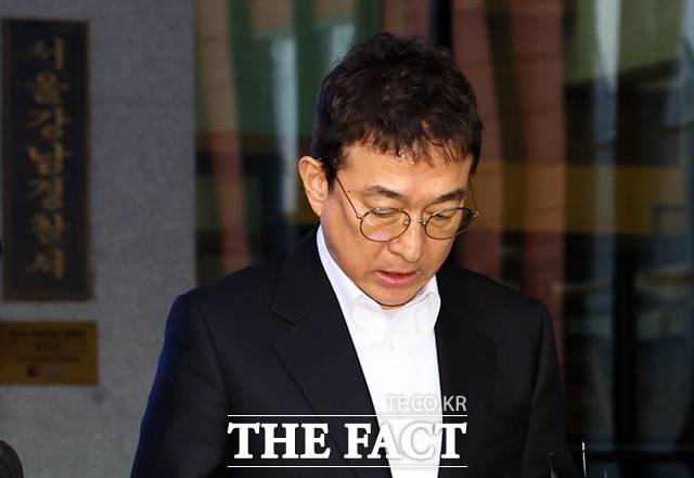 배우 이재룡(62) 씨가 지난 10일 서울 강남경찰서에서 피의자 조사를 받고 귀가하고 있다. /뉴시스
