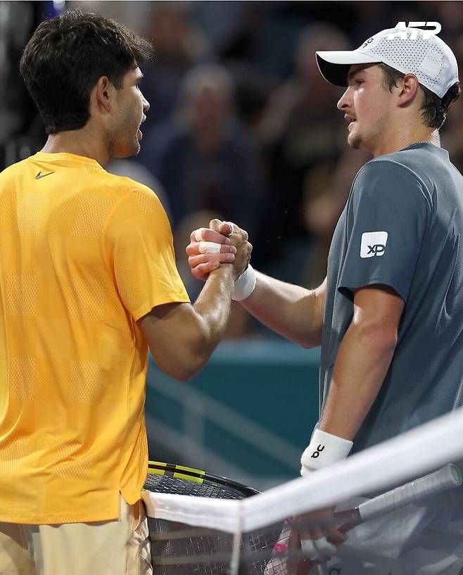 카를로스 알카라스(왼쪽)와 주앙 폰세카. 20일 마이애미오픈 2라운드에서 격돌한 뒤 악수를 나누고 있다. 사진 ATP 투어