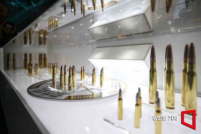 2일 충남 계룡대에서 열린 '대한민국 국제방위산업전시회'에서 풍산의 소·중구경탄이 전시돼 있다. 사진=강진형 기자aymsdream@