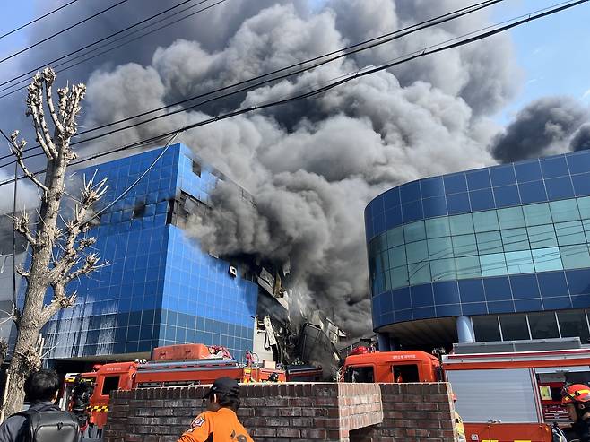 대전 대덕구 문평동의 한 자동차부품 제조공장에서 소방당국이 진화작업을 벌이고 있다. 우수아 수습기자