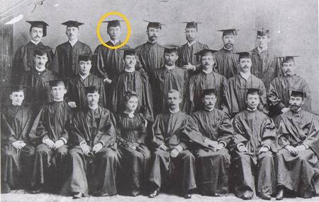 서재필은 미국 워싱턴D.C.의 콜럼비안대학(현 조지워싱턴 대학) 의대를 졸업, 한국인 최초 미국 의사가 됐다. 맨 뒷줄 왼쪽 3번째가 서재필이다. 사진=독립기념관