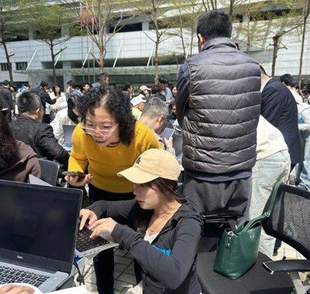 지난 6일 중국 남부 광둥성 선전시 텅쉰 본사 앞에서 열린 오픈클로 무료 설치 행사장에서 관계자들이 시민들의 오픈클로 설치 작업을 도와주고 있다. ⓒ 텅쉰 제공