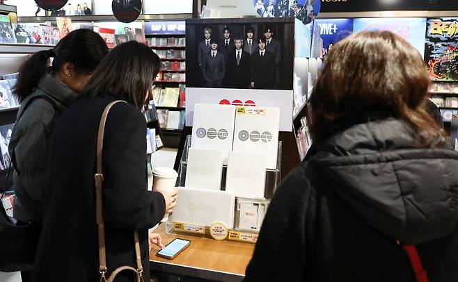 20일 서울 종로구 교보문고 광화문점에서 한 시민이 방탄소년단(BTS)의 5집 앨범 ‘아리랑’(ARIRANG)을 살펴보고 있다. 2026.3.20/뉴스1