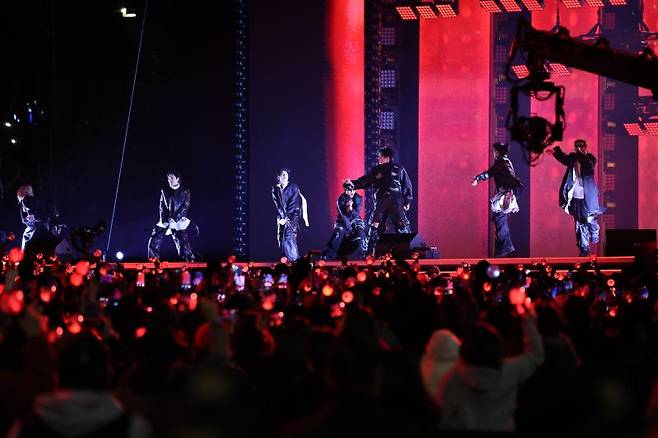 그룹 방탄소년단(BTS)이 21일 서울 광화문 광장에서 정규 5집 '아리랑'(ARIRANG) 발매를 기념해 무료 공연 'BTS 컴백 라이브: 아리랑'(BTS THE COMEBACK LIVE|ARIRANG)을 열고 있다. 연합