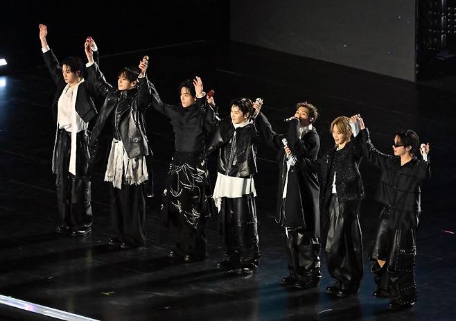 방탄소년단(BTS)이 21일 서울 광화문광장에서 'BTS 컴백 라이브: 아리랑' 발매 기념 컴백 공연을 하고 있다. 뉴스1