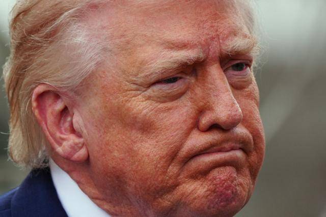 도널드 트럼프 미국 대통령이 20일 미 워싱턴 백악관 사우스론(남쪽 잔디밭)에서 전용 헬기인 마린원을 타기에 앞서 기자들과 대화하고 있다. 워싱턴=AP 연합뉴스