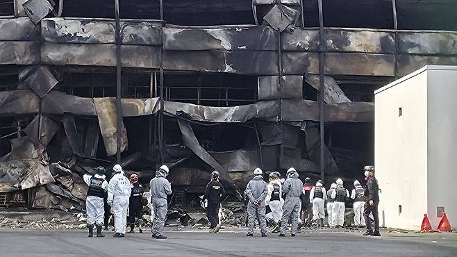 22일 오전 대전 대덕구 안전공업 화재 현장에서 경찰과 소방 등 관계기관이 합동감식을 진행하기 위해 사전 점검을 하고 있다. 점검에는 유가족 대표 2명이 참여했다. 김성태 객원기자