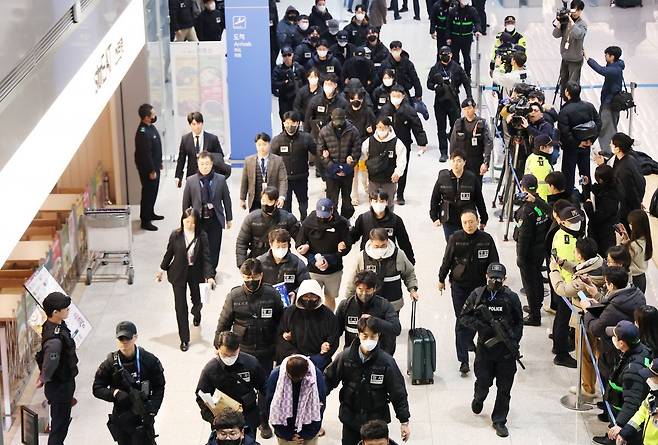 캄보디아에서 스캠(scam·사기), 인질강도 등 범행을 저지른 한국인 범죄 조직원들이 지난 1월 23일 인천국제공항을 통해 국내로 송환돼 수사기관으로 압송되고 있다. 연합뉴스
