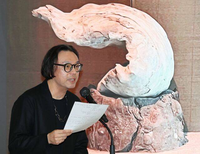 지난 13일 서울 종로구 센트로폴리스에서 열린 제16회 광주비엔날레 주제발표 기자회견에서 호추니엔 예술감독이 전시 주제를 설명하고 있다. 연합뉴스