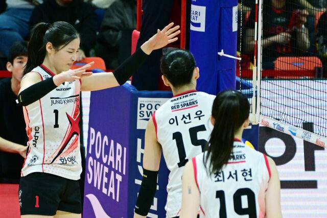 2세트 교체 투입된 인쿠시가 연달아 공격에 실패하자 아쉬워 하고 있다. / 한국배구연맹(KOVO)