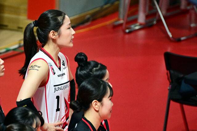 윔업존에서 경기를 지켜보는 정관장 인쿠시. / 한국배구연맹(KOVO)