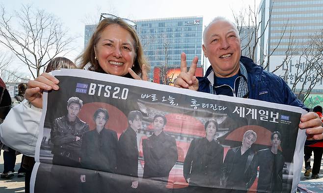 방탄소년단(BTS) 광화문 컴백 공연이 펼쳐지는 21일 서울 종로구 광화문 광장에서 외국인 아미(BTS 팬덤 명칭)들이 세계일보 특별판 지면을 들고 기념사진을 찍고 있다. 유희태 기자