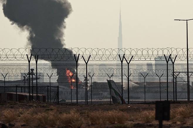 아랍에미리트(UAE) 두바이 국제공항에서 16일 이란의 공격으로 인해 검은 연기가 피어오르고 있다. AFP연합뉴스