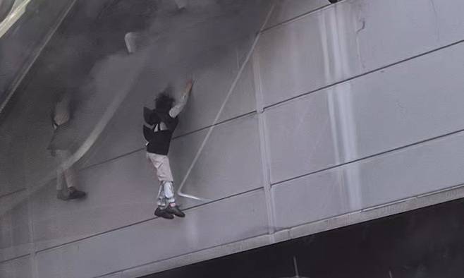 지난 20일 대전 대덕구 문평동 자동차부품 제조업체인 안전공업 동관 화재 현장에서 노동자들이 화염을 피해 2층 창문에서 뛰어내리고 있다. 대전=연합뉴스