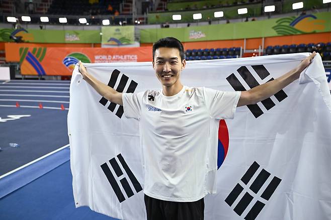 우상혁이 21일(현지 시간) 폴란드 토룬 쿠야프스코-포모르스카 아레나에서 열린 2026 세계실내육상경기선수권대회 남자 높이뛰기 결선에서 동메달을 따낸 후 태극기를 들고 세레머니를 하고 있다. EPA연합뉴스