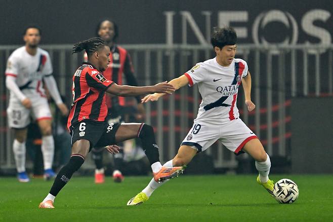 파리 생제르맹의이강인(오른쪽)이 21일 프랑스 니스 알리안츠 리비에라에서 열린 니스와 PSG의 리그1 경기에서 니스의 이샴 부다우이와 볼을 다투고 있다. AP