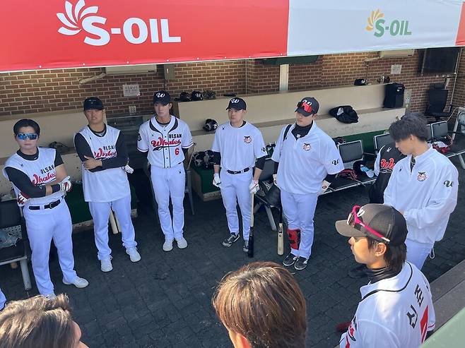 ▲ 울산 웨일즈 외국인 투수 고바야시 주이가 경기 후 소집한 내야진 미팅 모습 ⓒ울산 웨일즈