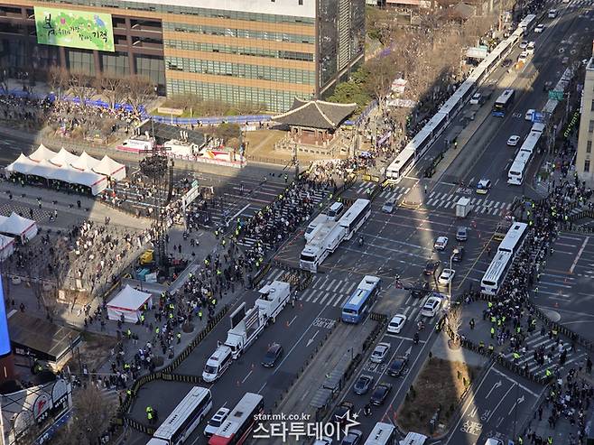 방탄소년단의 정규 5집 컴백 기념 광화문 공연을 앞두고 경찰은 보안 검색과 교통 정리에 집중했다. 사진ㅣ한국온라인사진기자협회 공동취재단