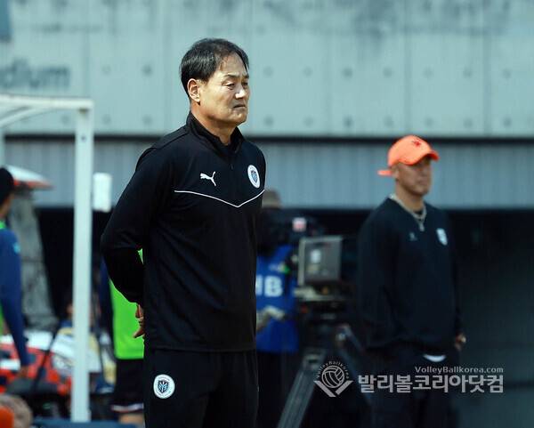 K리그2, 용인FC 최윤겸 감독이 경기를 지켜보는 모습.2026.03.22.