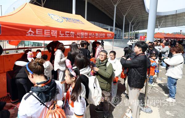 K리그2, 화성FC 승리 기원 시축에 나선 쇼트트랙 노도희와 신동님 선수가 팬들에게 팬사인회 개최하는 모습.2026.03.22.