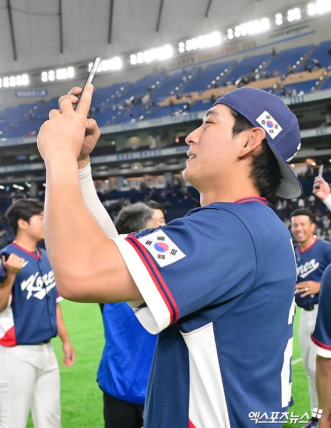 9일 오후 일본 도쿄돔에서 열린 2026 월드베이스볼클래식(WBC) C조 한국과 호주의 경기, 한국이 호주에 7:2로 승리하며 17년 만에 대회 2라운드 진출에 성공했다. 한국 이정후가 기뻐하고 있다. 엑스포츠뉴스 DB