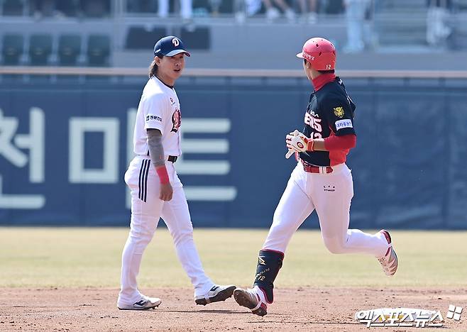 21일 오후 서울 송파구 잠실야구장에서 열린 '2026 신한 SOL Bank KBO리그 시범경기' KIA 타이거즈와 두산 베어스의 경기, 3회초 무사 1,2루 KIA 정현창이 두산 선발투수 최승용 상대로 스리런 홈런을 때려낸 뒤 베이스를 돌며 두산 유격수 박찬호와 이야기를 나누고 있다. 잠실, 박지영 기자