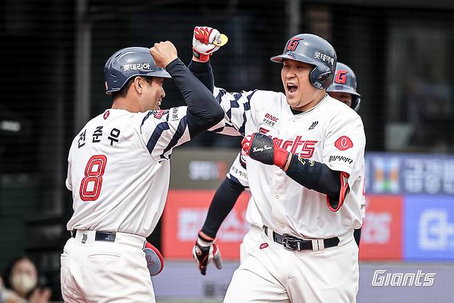 롯데 자이언츠가 또 막강한 팀 타선 화력을 뽐내며 한화 이글스를 연이틀 꺾었다. 롯데는 22일 부산 사직야구장에서 2026 신한 SOL뱅크 KBO 시범경기 한화전을 치러 10-6으로 승리했다. 이날 사직야구장엔 총 2만 360명의 관중이 입장했다. 이날 승리로 롯데는 시범경기 7승2무1패로 2위 두산 베어스(6승1무3패)와 1.5경기 차 단독 1위를 굳건히 지켰다. 롯데는 오는 23일과 24일 열리는 마지막 시범경기 일정인 문학 SSG 랜더스전에서 1승을 거둔다면 2022시즌 이후 4년 만에 시범경기 1위를 확정한다. 롯데 자이언츠