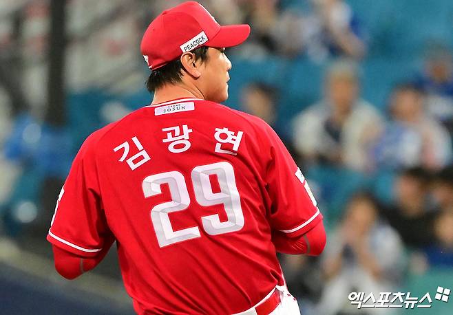 SSG 랜더스 김광현이 3월 말 일본 나고야 소재 병원에서 수술을 받는다. 김광현은 좌측 어깨 후방부위 골극 소견으로 약 2주간 재활 프로그램을 진행했고, 고민 끝에 수술을 결정했다. 엑스포츠뉴스 DB