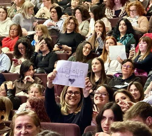 공유 마스터클래스 참석한 이탈리아 팬들 (피렌체=연합뉴스) 민경락 특파원 = 직접 쓴 한글 플래카드를 들고 21일(현지시간) 이탈리아 피렌체 라꼼빠니아 극장에서 열린 배우 공유 마스터클래스 행사에 참석한 아니타 토메스쿠. 이날 행사는 예매 시작 3분 만에 전 좌석이 매진됐다. 2026.3.22 rock@yna.co.kr