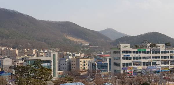 광주시 도심내 군부대 이전 목소리가 높은 가운데 도심 빌딩과 주택단지들 뒤편 산 중간에 송정동 공병단 사격장이 보이고 있다. /경인일보DB