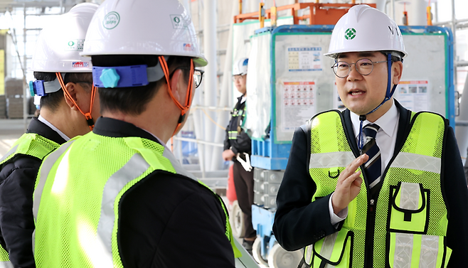 ▲ 더불어민주당 인천시장 후보인 박찬대 국회의원이 23일 인천 연수구 KTX 출발역인 송도역 증축 공사 현장을 찾아 공사 진행 상황을 점검하고 있다. /이재민 기자 leejm@incheonilbo.com