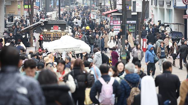 오는 21일 방탄소년단(BTS) 광화문 컴백 공연을 앞둔 15일 서울 명동거리가 북적이고 있다. 2026.3.15 사진=연합뉴스.