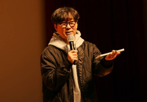 영화 '왕과 사는 남자'를 연출한 장항준 감독이 23일 괴산문화예술회관에서 열린 명사초청 특강을 하고 있다. /강신욱기자
