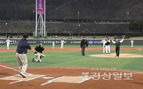 ▲ 지난 20일 울산 문수야구장에서 열린 2026 메디힐 KBO 퓨처스리그 울산웨일즈와 롯데 자이언츠 간 공식 개막전에서 김두겸 울산시장과 허구연 KBO 총재가 시구와 시타를 하고 있다.