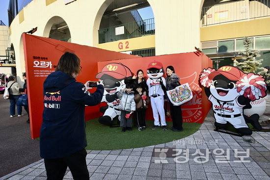 ▲ 문수야구장을 찾은 시민들이 포토존에서 마스코트 '오르카'와 기념촬영을 하고 있다.