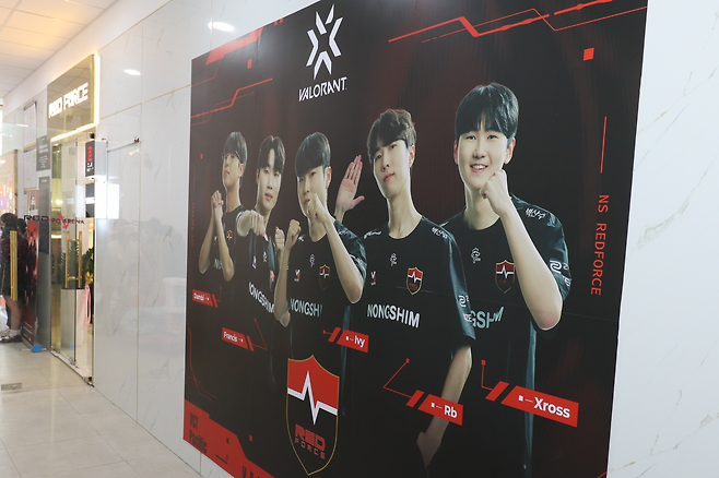레드포스 PC 아레나 한쪽 벽을 장식한 농심 레드포스 '발로란트' 선수들.