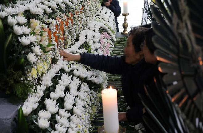 22일 대전시청에 마련된 대전 안전공업 화재 희생자 합동분향소에서 한 유족이 아들 이름을 만지고 있다. (사진=연합뉴스)
