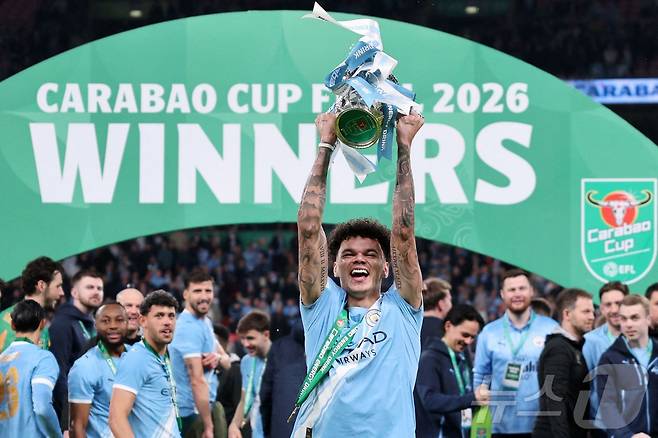 맨체스터 시티의 니코 오라일리가 23일(한국시간) 영국 런던에서 열린 아스널과 리그컵 결승전에서 승리 후 우승 트로피르를 들어 올리고 있다. ⓒ AFP=뉴스1