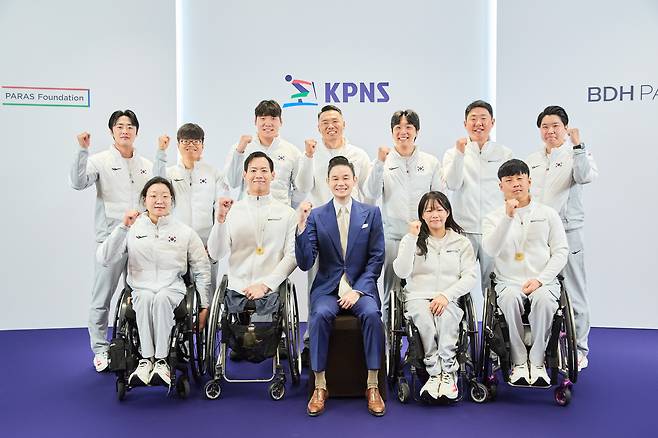 배동현 회장은 순금 20돈으로 특별 제작된 메달을 노르딕스키 국가대표 선수단 전원에게 수여했다. (대한장애인노르딕스키연맹 제공)