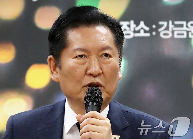 정청래 더불어민주당 대표가 23일 오전 경남 김해 진영읍 강금원 기념 봉하연수원에서 열린 봉하마을 현장 최고위원회의에서 발언을 하고 있다. 2026.3.23 ⓒ 뉴스1 윤일지 기자