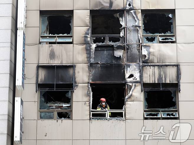 15일 오전 서울 중구 소공동의 한 캡슐호텔에서 전날 화재사고가 발생, 경찰과 소방당국 등 관계자들이 합동감식을 진행하고 있다. 이 사고로 외국인 8명을 포함해 총 10명이 다친 것으로 파악됐다. 2026.3.15 ⓒ 뉴스1 황기선 기자