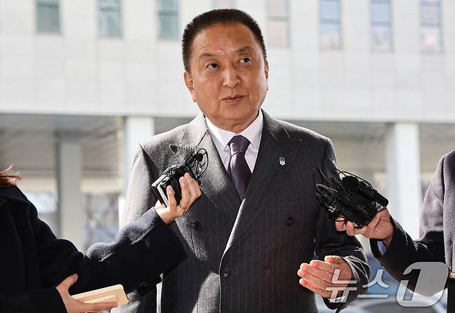 김영환 충북도지사가 23일 서울 양천구 남부지방법원에서 열린 국민의힘 상대 가처분 신청 심문에 출석하며 취재진 질문에 답하고 있다. 김 지사는 지난 16일 국민의힘 지방선거 공천관리위원회 컷오프 결정 이후 서울남부지방법원에 공천 배제 효력정지 가처분을 신청했다. 2026.3.23 ⓒ 뉴스1 김도우 기자