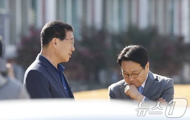 강기정, 신정훈 더불어민주당 전남광주통합특별시장 후보가 23일 천주교 광주대교구를 방문한 후 대화를 나누고 있다. 2026.3.23 ⓒ 뉴스1 김태성 기자